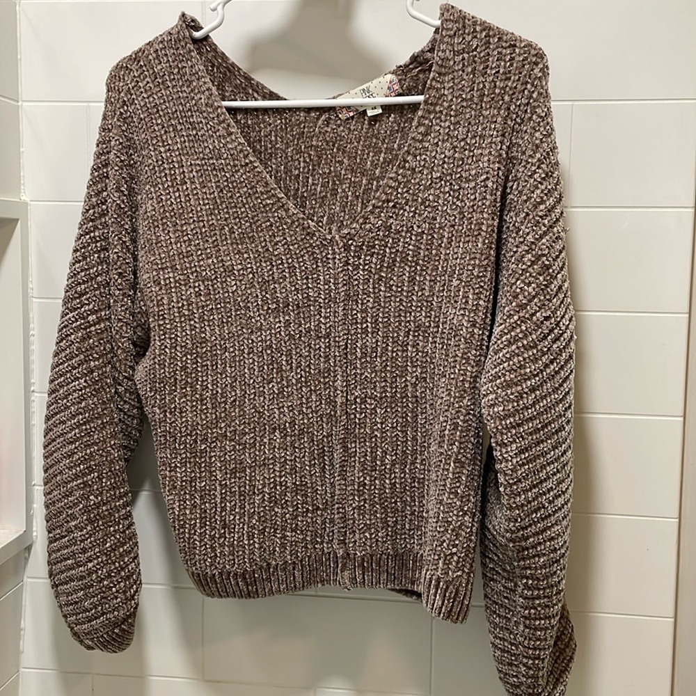 Cute pink rose brown knit v neck sweater, size extra small, fits like a small